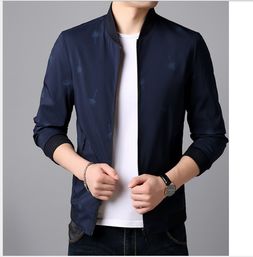 春秋新風尚 韓版修身印花棒球服與羊毛衫的完美搭配